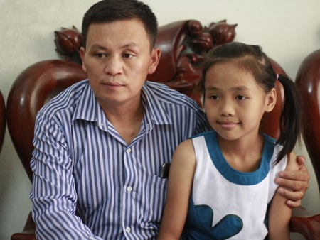 Nha thiet ke thoi trang thanh nguoi hung giai cuu 2 be gai hinh anh