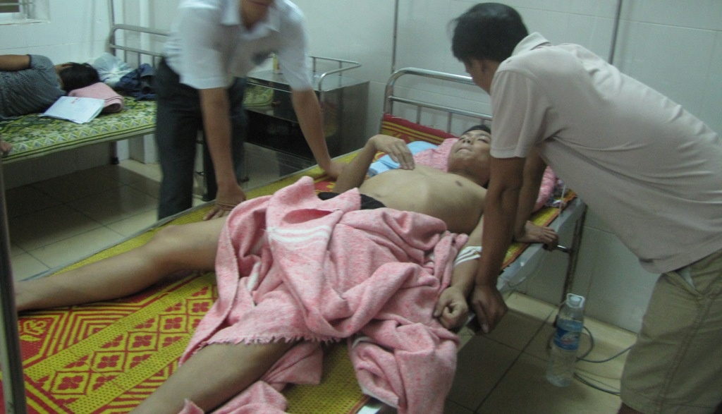 Tau hoa tong xe Ford 7 cho, 5 nguoi nhap vien hinh anh