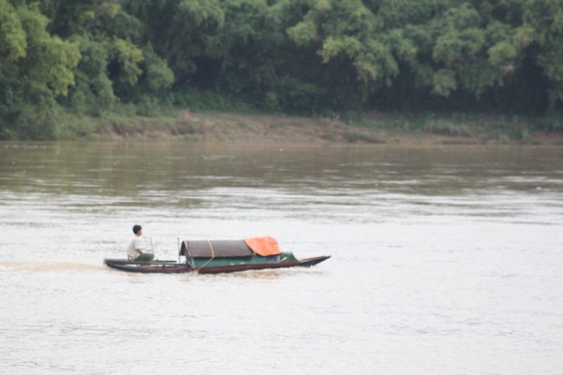 Tim thay thi the nan nhan dau tien trong vu lat thuyen hinh anh