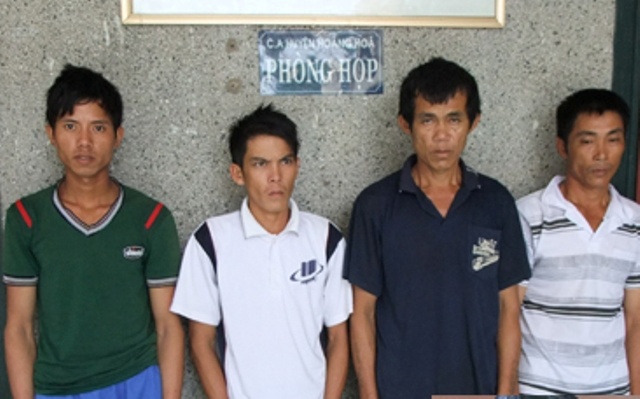 Bit mat, giat tui xach doi tinh nhan di du lich hinh anh