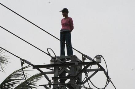 Giai cuu mot phu nu treo len dinh cot dien cao the hinh anh