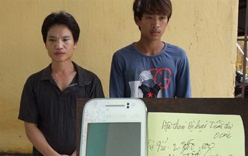 Ban trai bo chay, co gai bi 2 ten cuop hiep dam hinh anh