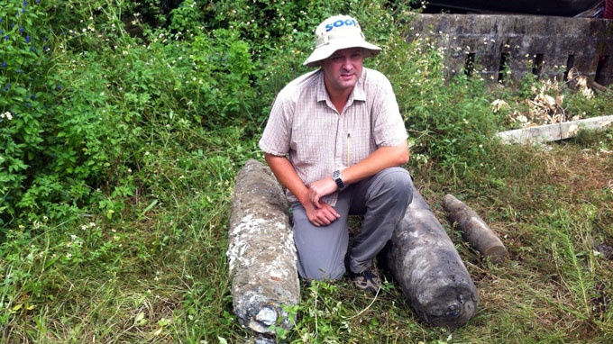 Lam ke chan song, dao trung 2 qua bom nang 227kg hinh anh