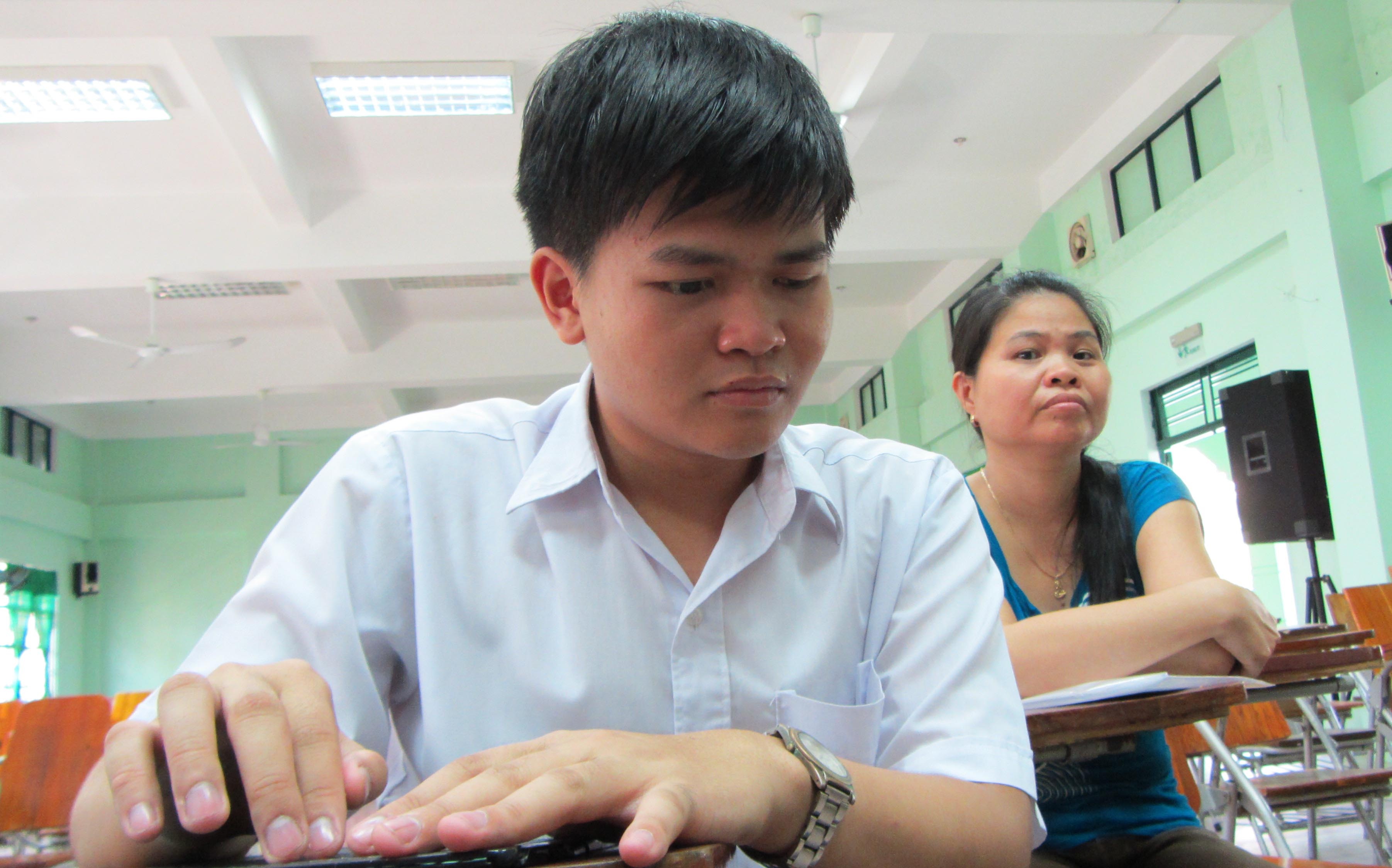 Chang trai mu o Da Nang da dau dai hoc hinh anh