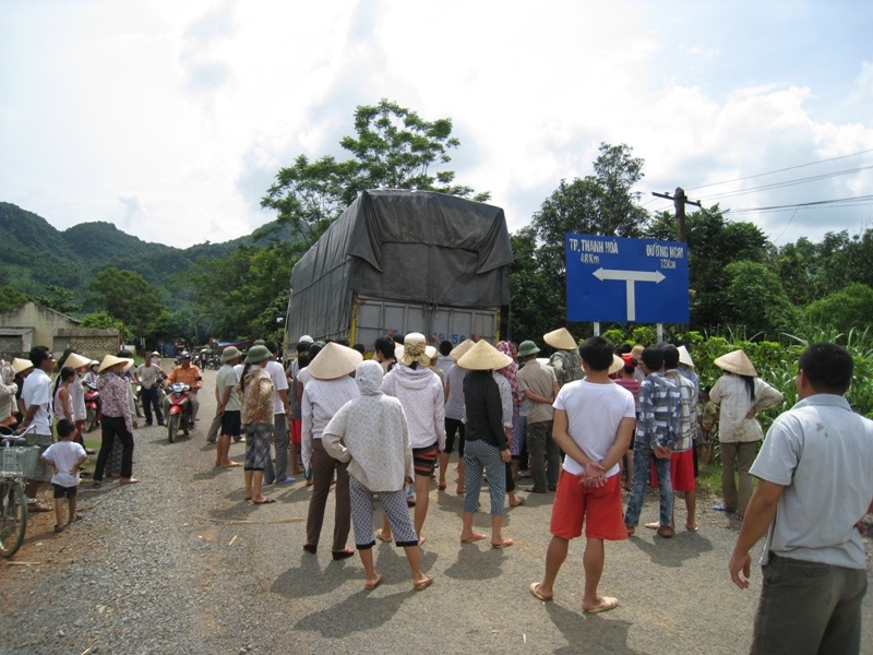 Nguoi dan bao vay chan xe tai nghi cho thuoc tru sau hinh anh