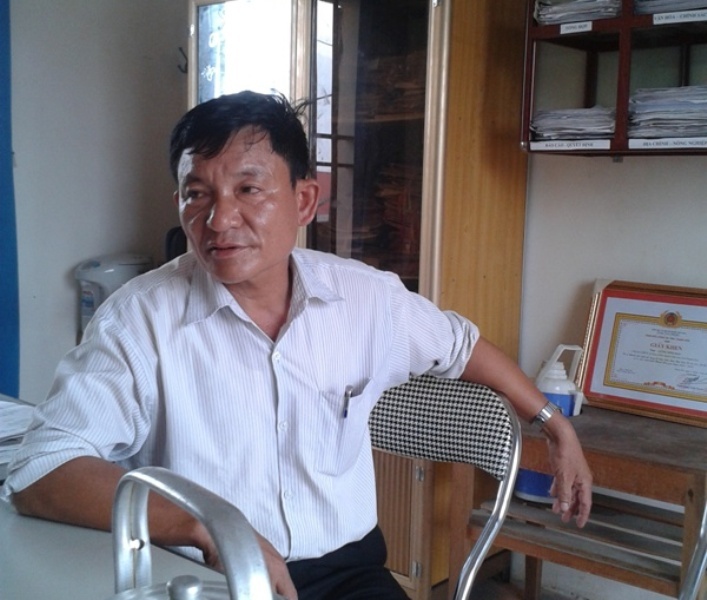 Bat giu mot can bo xa chuyen lam ho so gia hinh anh