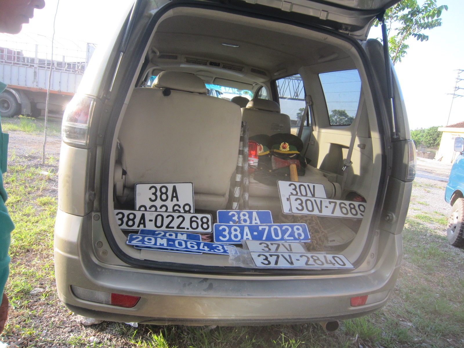 CSGT truy duoi xe hop cho vu khi nong, bien gia hinh anh