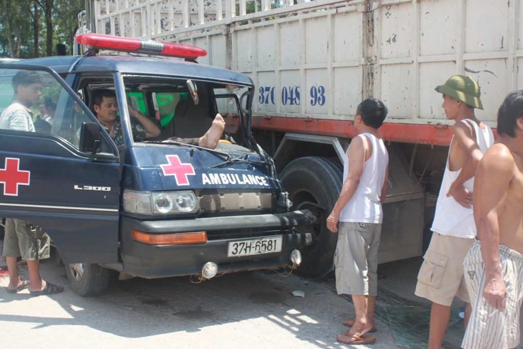 Xe cuu thuong cho san phu di cap cuu vuot au, gay tai nan hinh anh