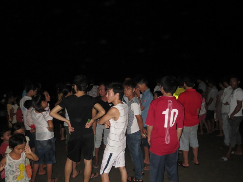 Thi the nam thanh nien chet duoi dat vao bo hinh anh