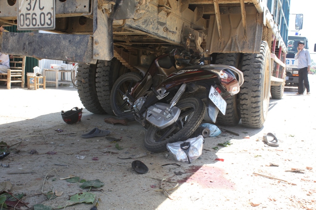 Chui vao gam xe tai, cha chet tai cho, con bi thuong nang hinh anh