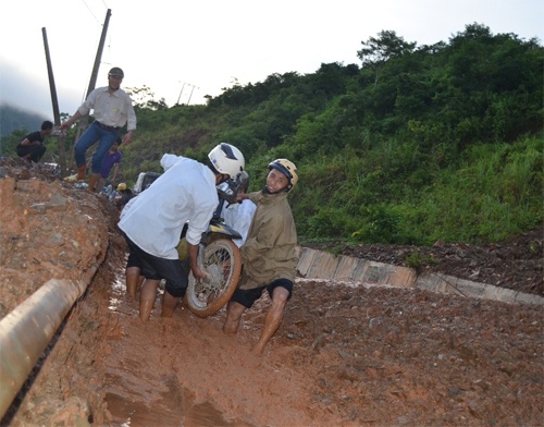 Sat lo, nguoi dan loi bun khieng xe qua quoc lo hinh anh