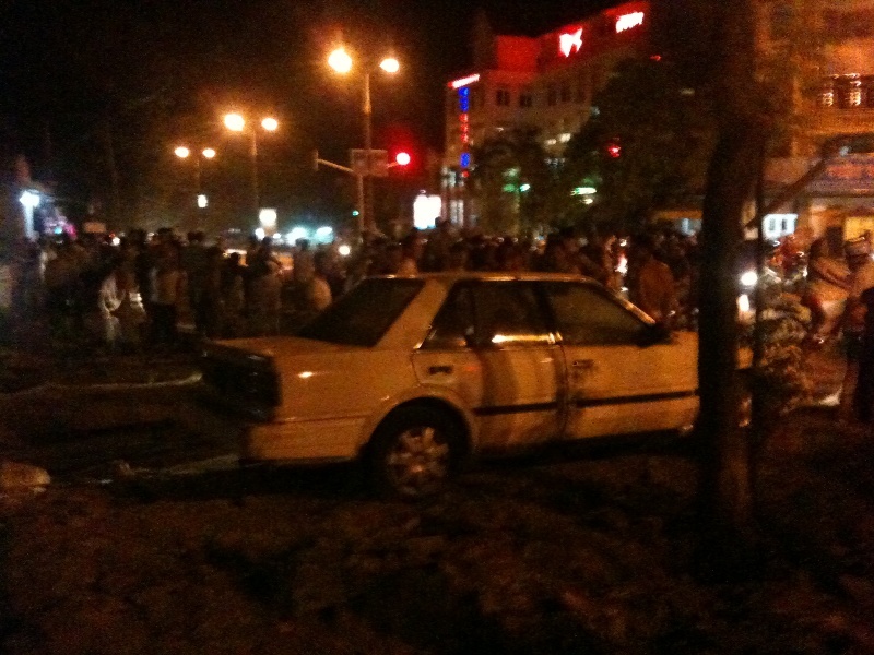 Phat hien xac nguoi phu nu trong xe hop hinh anh