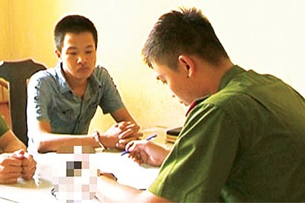 Gia dinh bao cong an vi 9X 'yeu' 2 ngay trong nha nghi hinh anh