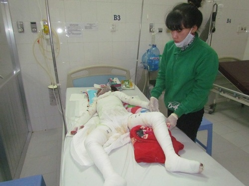Vu gia dinh bi dot khi dang ngu: Bat giu 2 nghi can hinh anh