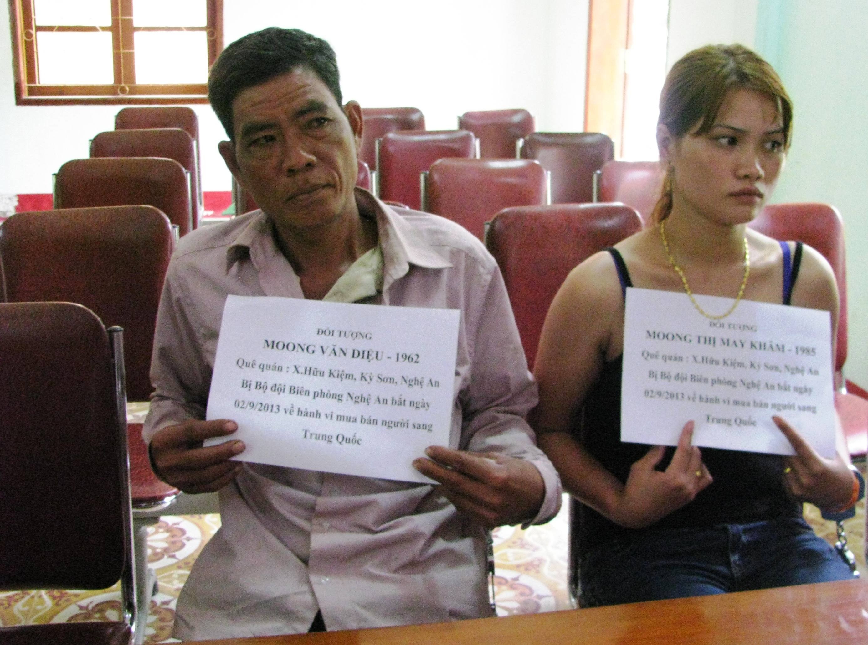 Hai cha con moc noi lua ban son nu qua bien gioi hinh anh