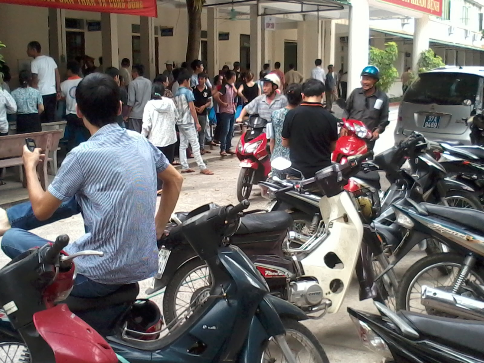 Dua thi the me con thai phu khoi nha xac de quay benh vien hinh anh