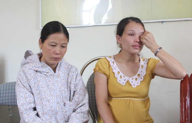 Giot nuoc mat cua co giao de be mam non roi xuong ho ga hinh anh