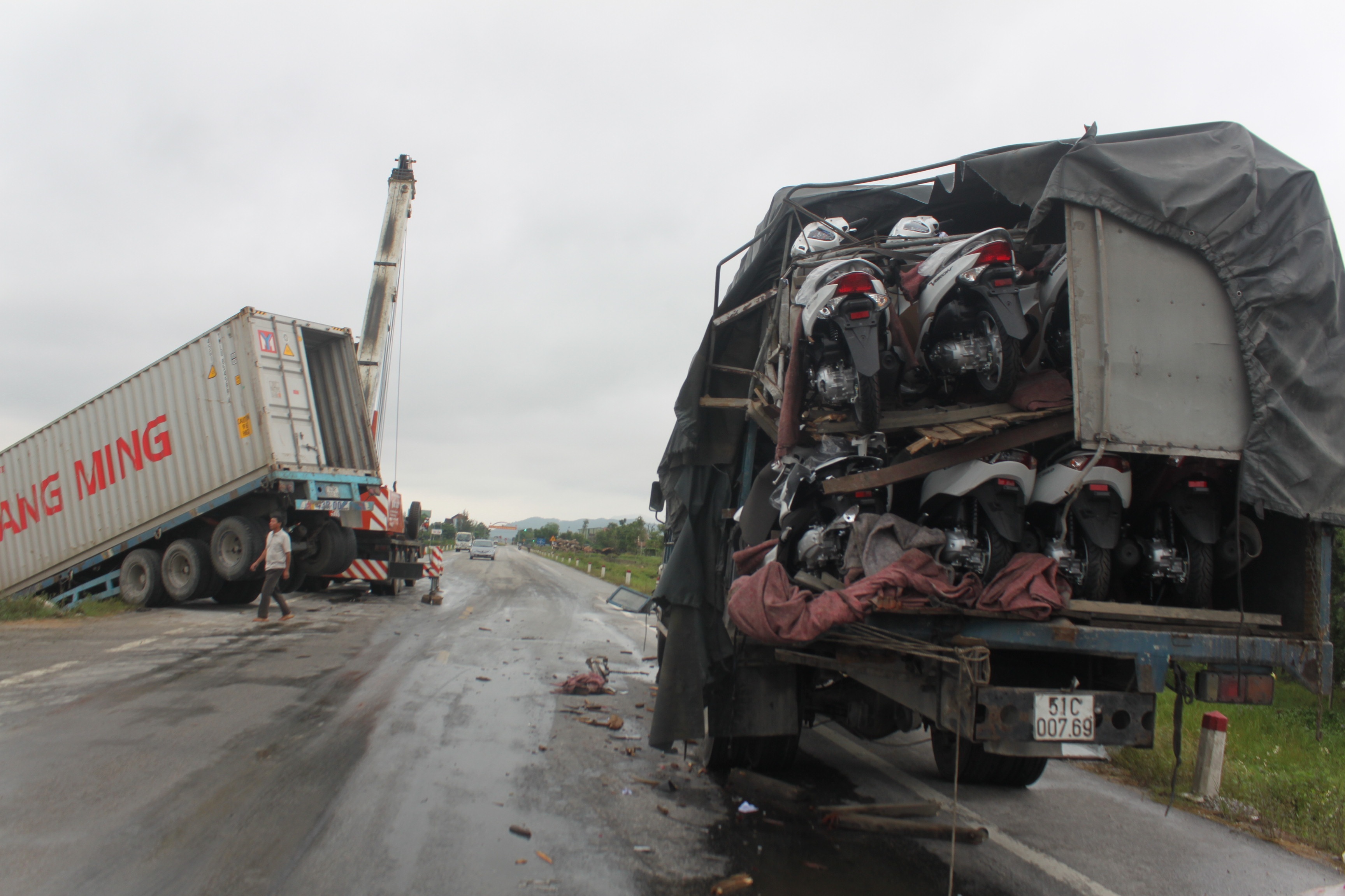 Container dam xe cho 40 xe tay ga dat tien hinh anh