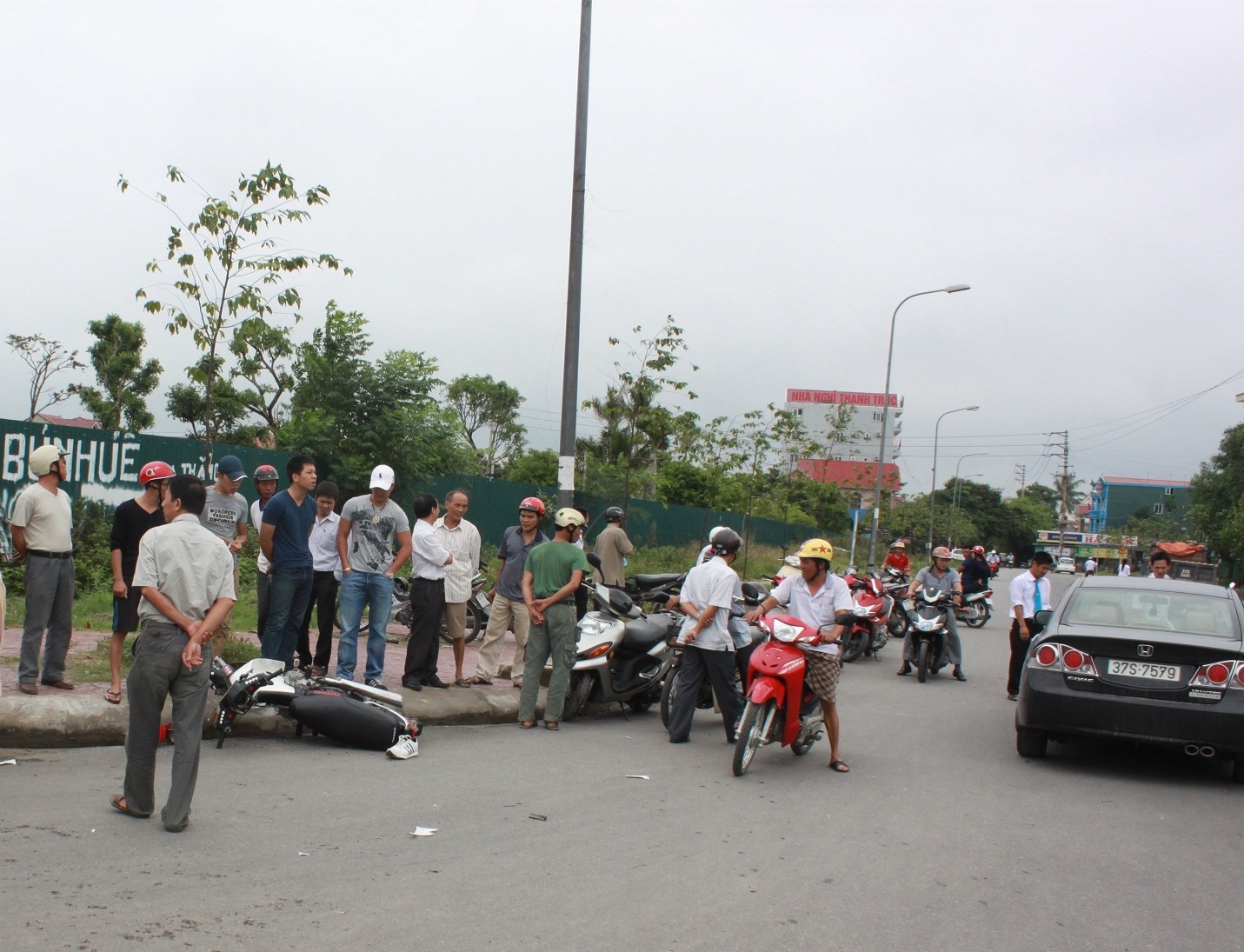 Honda Civic hat tung xe may len via he hinh anh