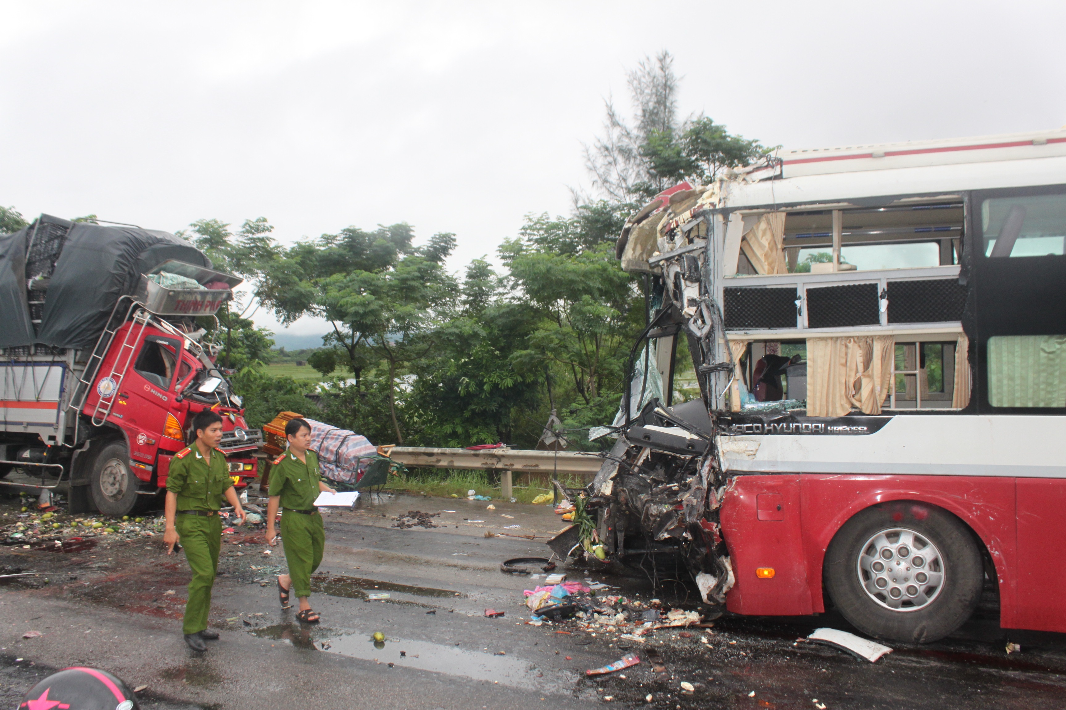 Hinh anh kinh hoang vu tai nan xe tai doi dau xe khach hinh anh