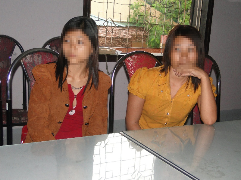 Giai cuu hai thieu nu bi ban ra nuoc ngoai hinh anh