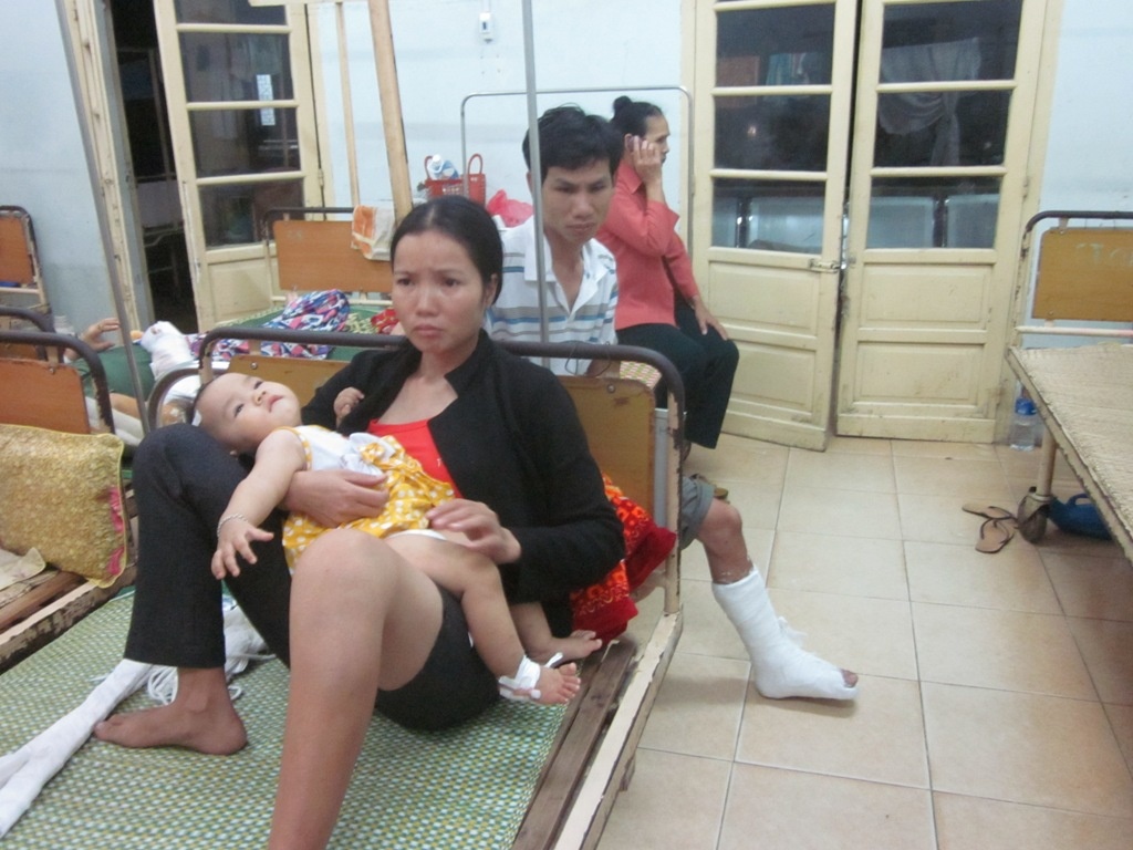 Hanh khach ke lai giay phut hai xe doi dau trong mua hinh anh