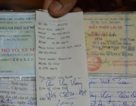 Cho ban vao nha nghi de tron... canh sat hinh anh