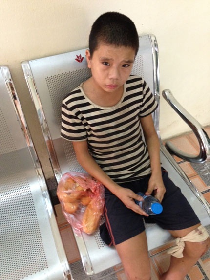 Gia dinh khong nhan lai be ngat xiu duoc CSGT cuu hinh anh