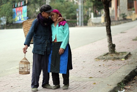 Vo chong H'mong hon nhau lang man hon... phim Han Quoc hinh anh