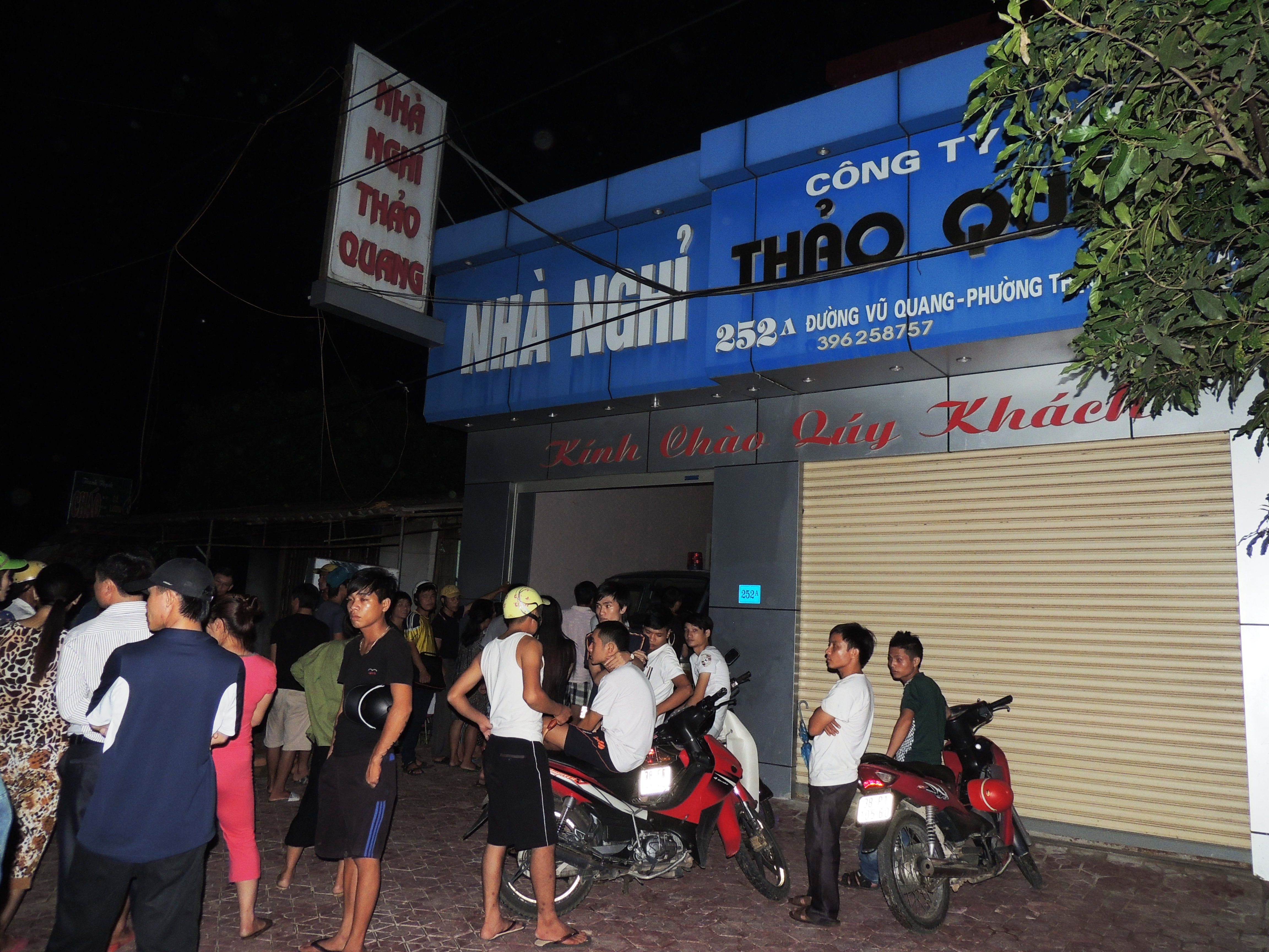 Nam thanh nien chan bi troi chet trong nha nghi hinh anh