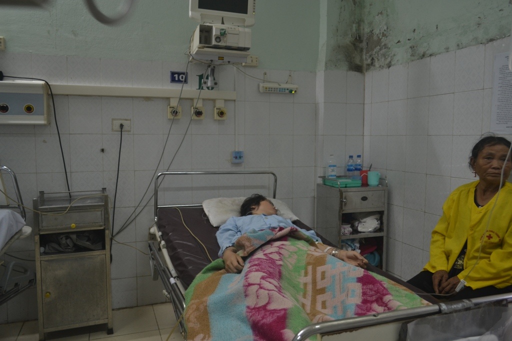 Hang chuc bac si cuu hai hoc sinh uong thuoc sau tu tu hinh anh