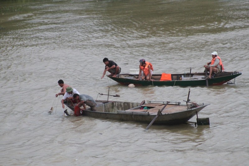 Truoc dong nguoi, nhay cau Ben Thuy tu tu hinh anh