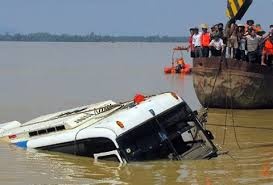 Nuoc dap tran cuon troi xe 7 cho, 5 nguoi mat tich hinh anh