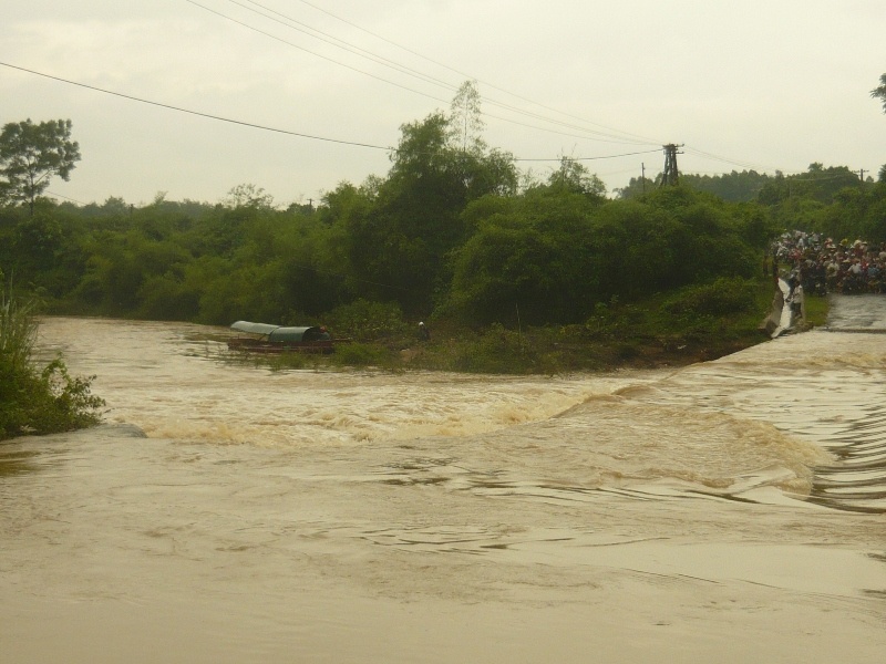 Khu vuc o to troi lam 5 nguoi mat tich van rat nguy hiem hinh anh