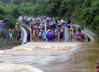 Them hai vu bi nuoc cuon troi khi di qua dap tran o Nghe An hinh anh