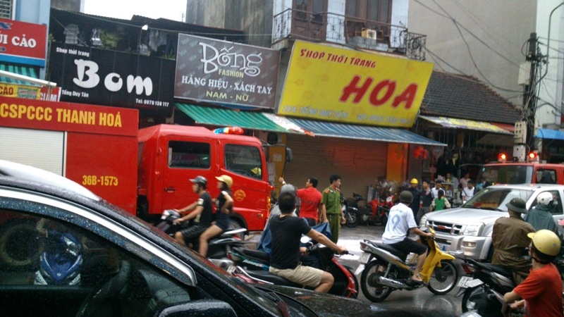 Chay lon giua troi mua, 2 chau nho suyt bi thieu chet hinh anh