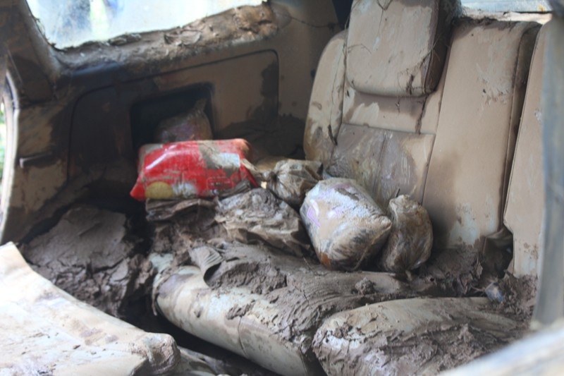 Ben trong chiec xe 7 cho bi nuoc cuon troi hinh anh