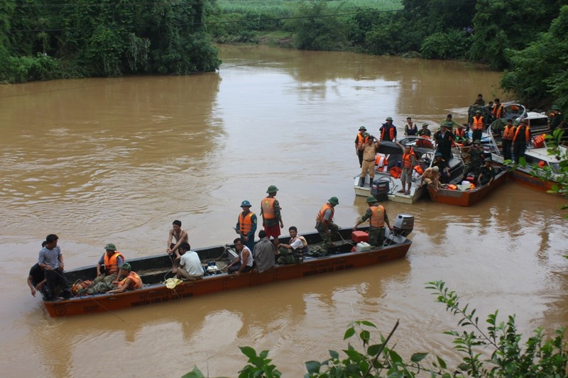 Thay thi the chau be vu xe troi cach hien truong 100km hinh anh