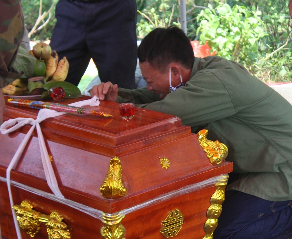 4 nguoi chong nhu phat dien o dam tang nan nhan troi xe hinh anh