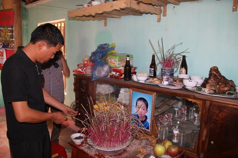 Phut xe long cua nguoi bo thay con trai bi tuong de chet hinh anh