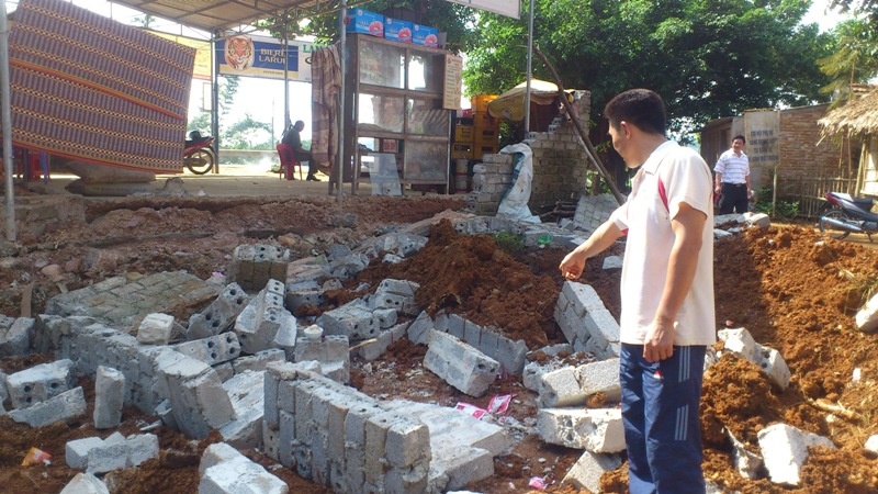 Khoanh khac 4 chau nho xem may xuc bi de chet o Thanh Hoa hinh anh