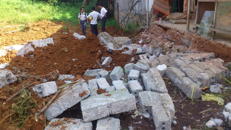 Chu nha, lai may xuc vu tuong de 4 hoc sinh chet bi tam giu hinh anh