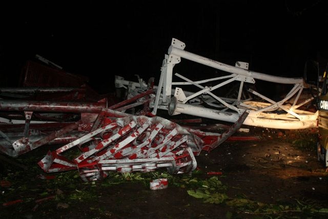 Dua thi the khoi hien truong sap cot phat song sau bao hinh anh