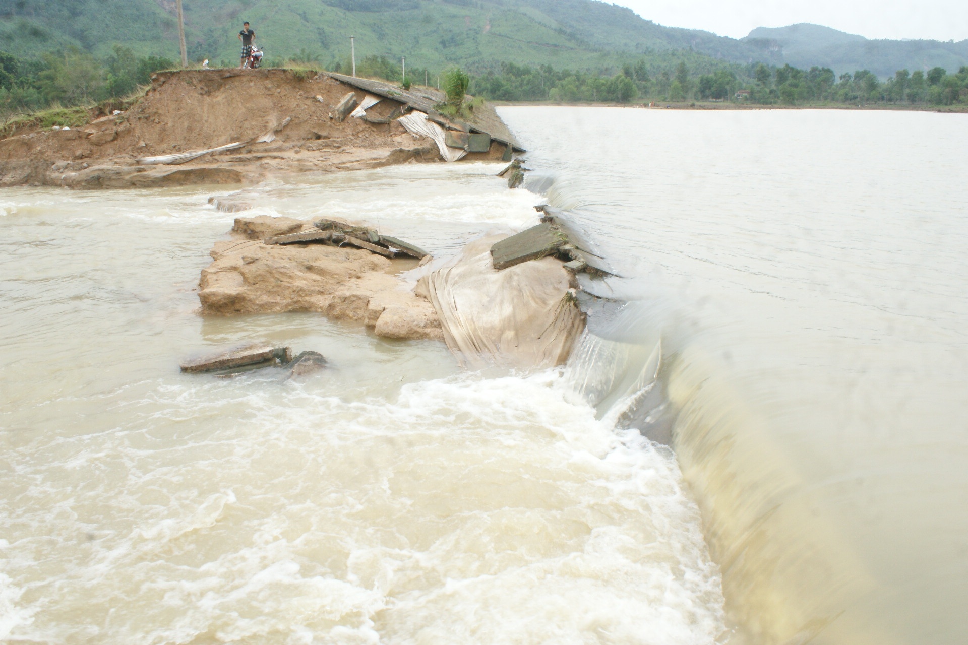 Dap bi vo o Thanh Hoa 'tro xuong' sau khi nuoc rut hinh anh