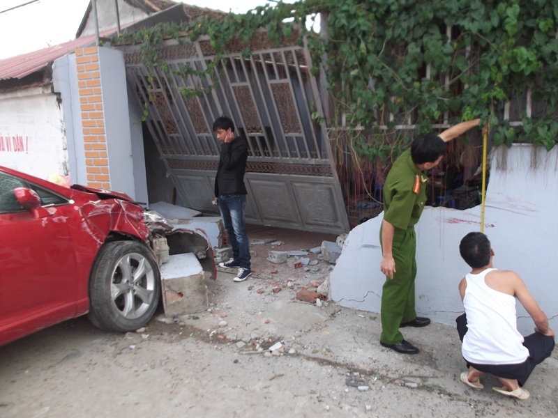 Hai xe dam nhau, tong sap tuong nha dan hinh anh