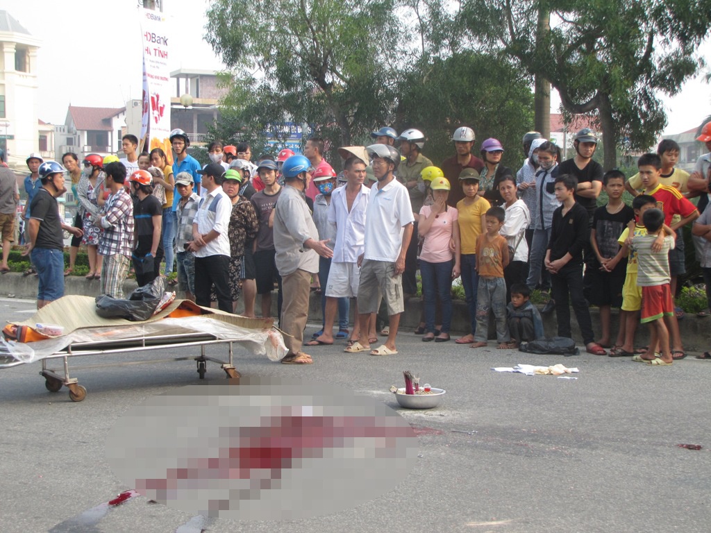 Lao vao xe o to tai tu tu, bi can nat dau hinh anh