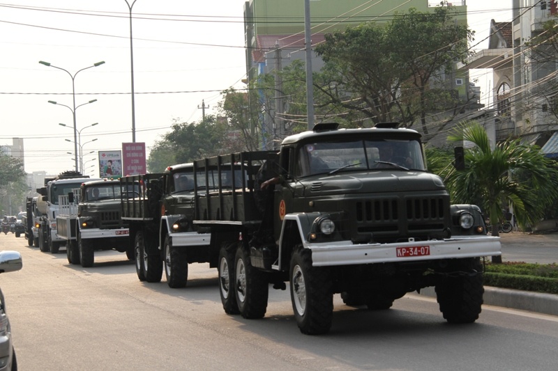 Doan xe Quoc tang tuong Giap duoc tap ket o san bay Dong Hoi hinh anh