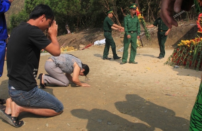 Nguoi dan quy lay, khoc nuc no truoc mo Dai tuong hinh anh