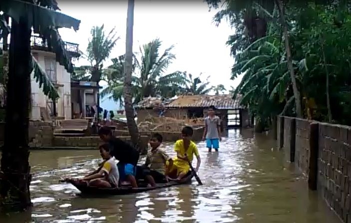 Tre em vui dua nghich nuoc sau bao Nari hinh anh