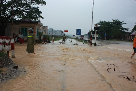 Lu lam te liet tuyen duong sat Bac - Nam hinh anh